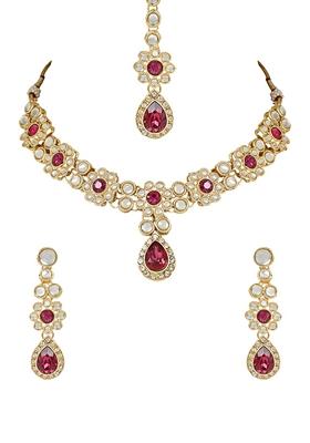 Gold Plated Traditional Floral Design Kundan Stones Studded Necklace Jewellery Set With Earrings And Maang Tikka