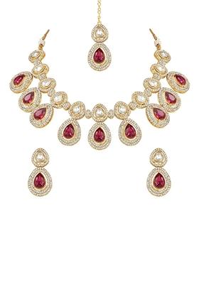 Gold Plated Traditional Kundan And Stone Studded Choker Necklace Jewellery Set With Earrings And Maang Tikka