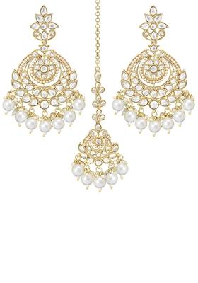 Gold Plated Traditional Kundan And Pearl Chandbali Earrings With Maang Tikka Set