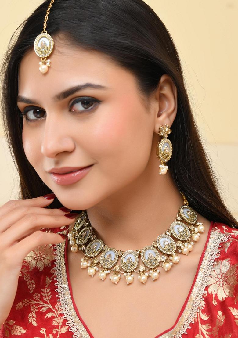 White Kundan Stone Necklace With Maang Tikka And Earrings Set
