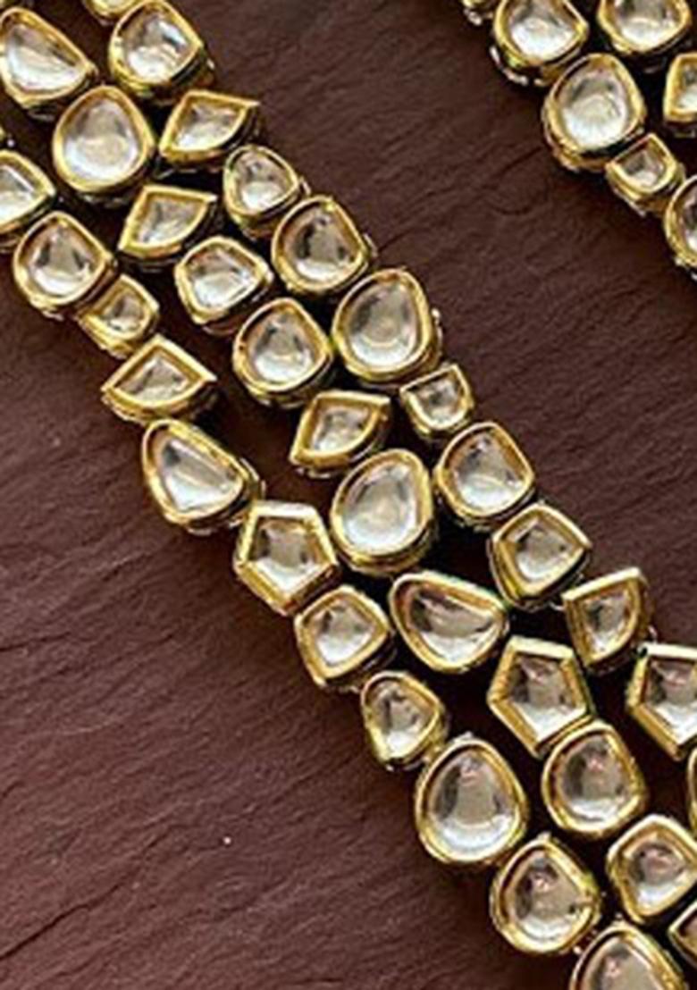 Off White Kundan Stone Work Alloy Necklace Set