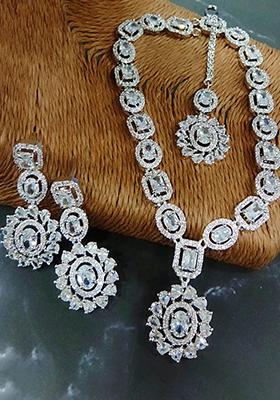 White Silver Plated Ad Necklace Set