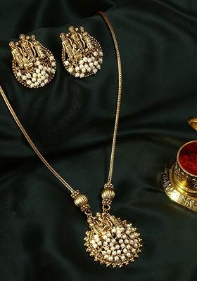 Gold Stone Studded And Beaded Gold Plated Jewellery Set