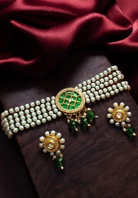 Gold Plated Kundan Stone Studded And Pearls Beaded Jewellery Set
