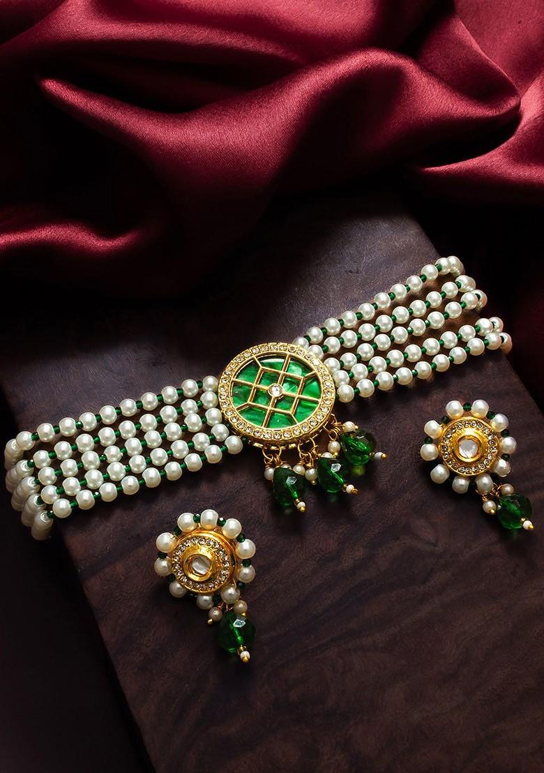 Gold Plated Kundan Stone Studded And Pearls Beaded Jewellery Set