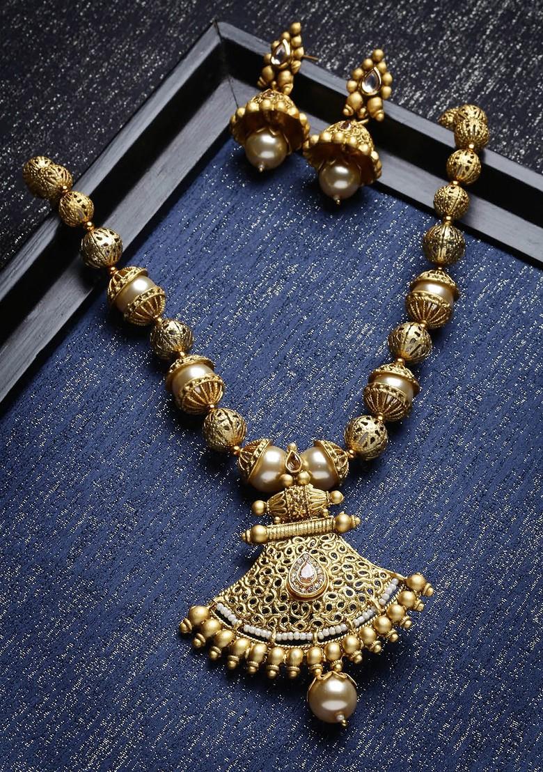 Gold Toned And Off White Gold Plated Stone Studded And Beaded Jewellery Set