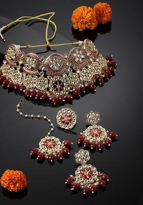 Gold Plated Kundan Stone Studded And Pearl Beaded Jewellery Set