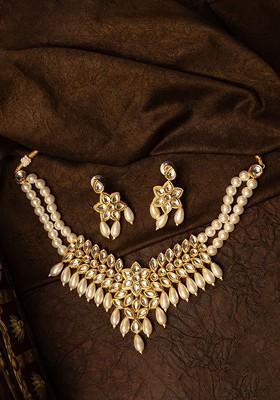 Gold Plated Kundan Stone Studded And Pearls Beaded Jewellery Set