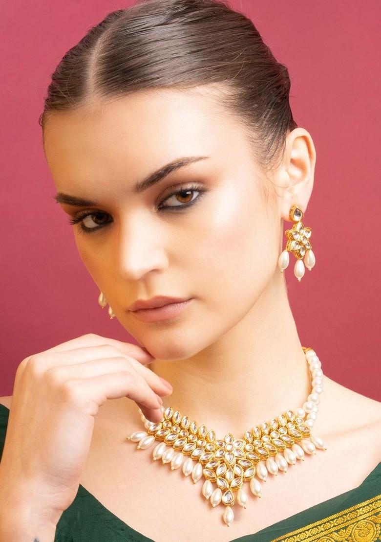 Gold Plated Kundan Stone Studded And Pearls Beaded Jewellery Set