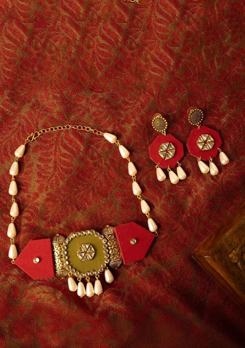 Gold Plated Kundan Stone Studded And Pearls Beaded Jewellery Set