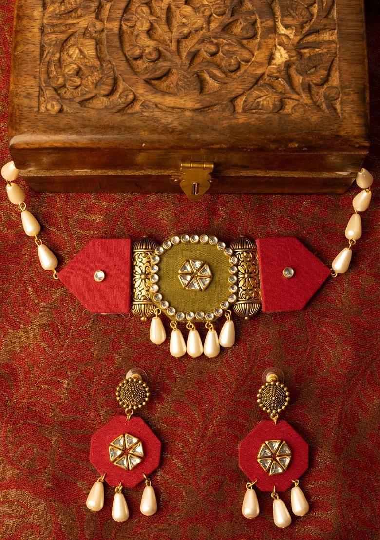 Gold Plated Kundan Stone Studded And Pearls Beaded Jewellery Set