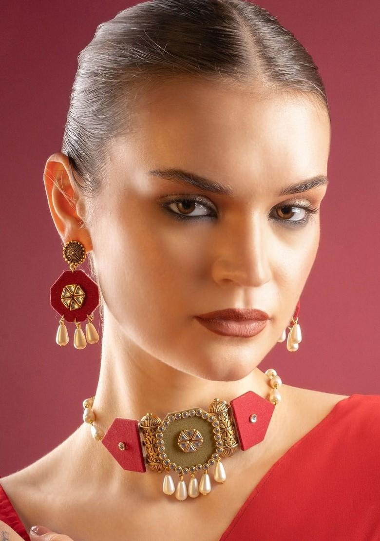 Gold Plated Kundan Stone Studded And Pearls Beaded Jewellery Set