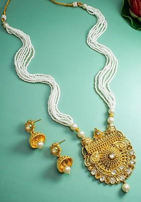 Gold Plated Kundan Stone Studded And Pearls Beaded Jewellery Set