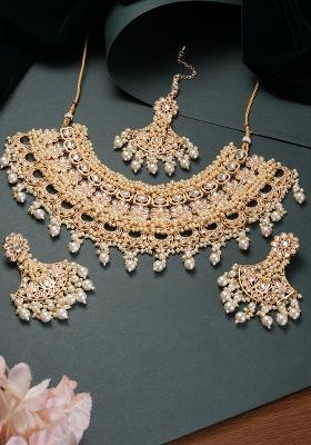White Gold Plated Kundan Studded And Beaded Jewellery Set With Maangtikka