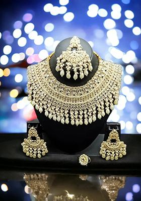 White Alloy Choker Necklace Set