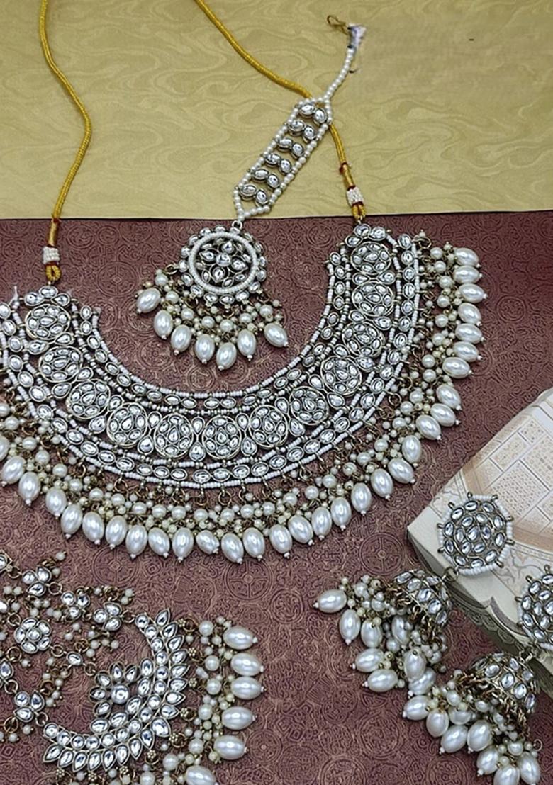 White Alloy Choker Necklace Set