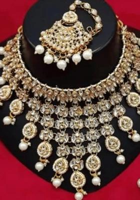 White Alloy Choker Necklace Set