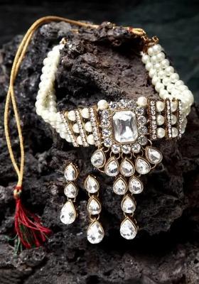 Exclusive Style Pearl Choker Set With Classy Crystal Earrings Onesize White