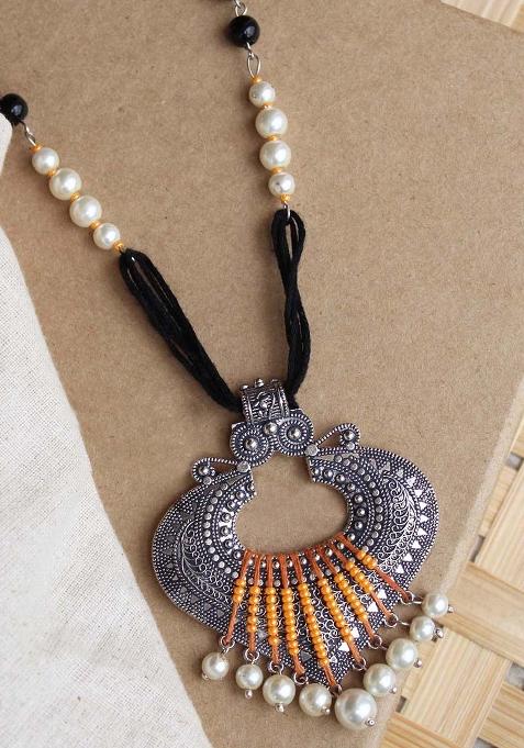 Dangling Paan Pearly Pendant