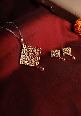 Women Gold Plated Maroon Stone Studded Jewellery Set