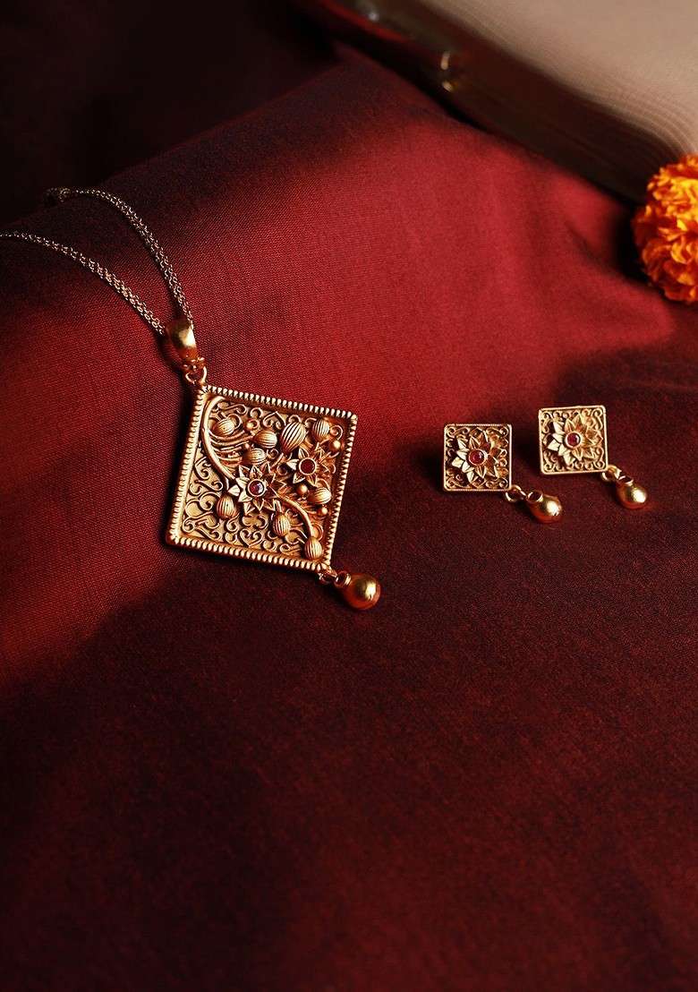 Women Gold Plated Maroon Stone Studded Jewellery Set - Indya