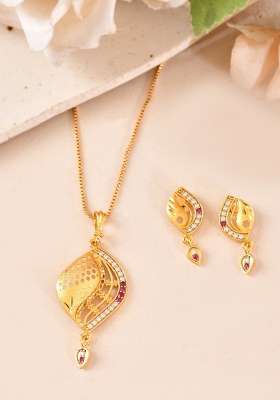 Gold Plated Simple Chain With Pendent And Earrings Set