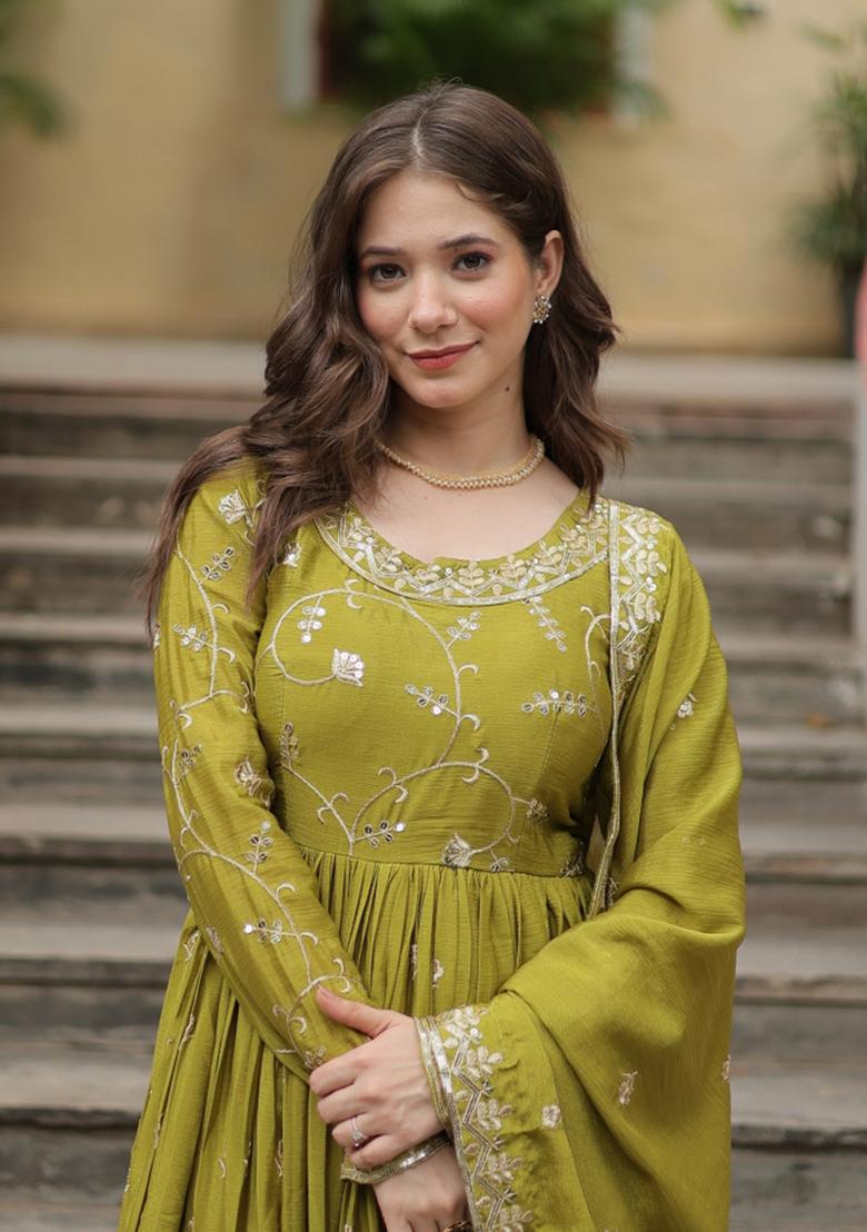 Pista Embroidery Chinon Kurta Set - Indya
