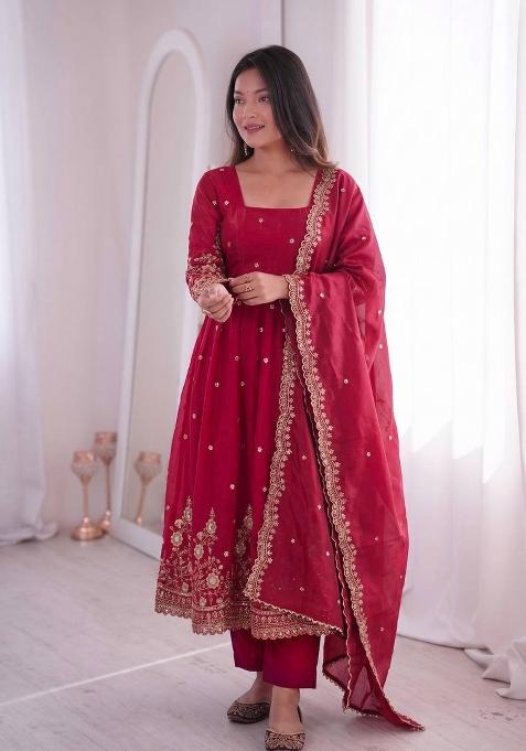 Red Embroidery Jacquard Gown Set