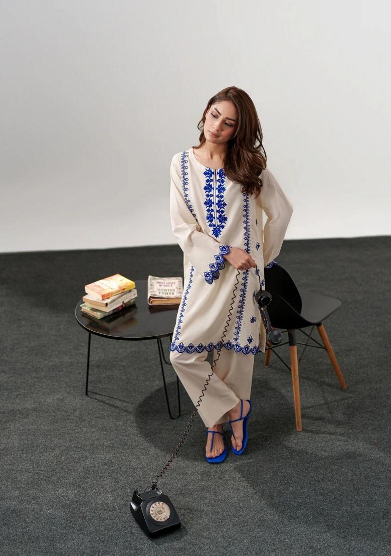 Off White Embroidery Chanderi Kurta Set - Indya