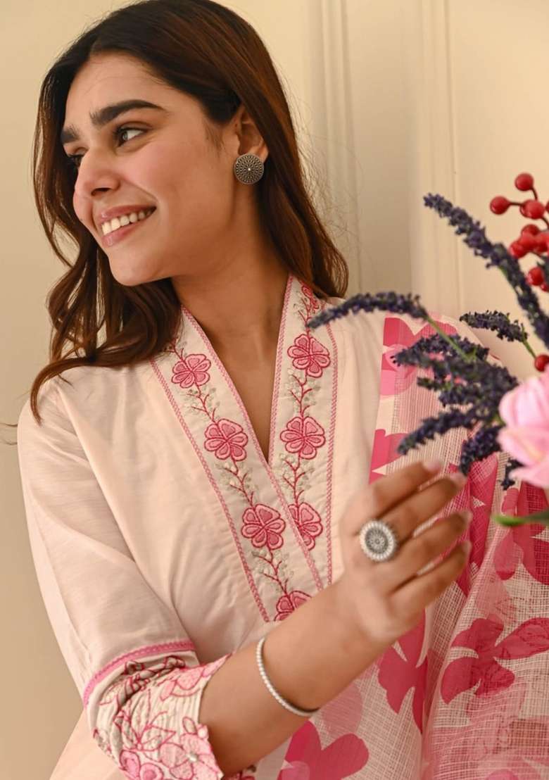Off White Embroidery Cotton Kurta Set - Indya