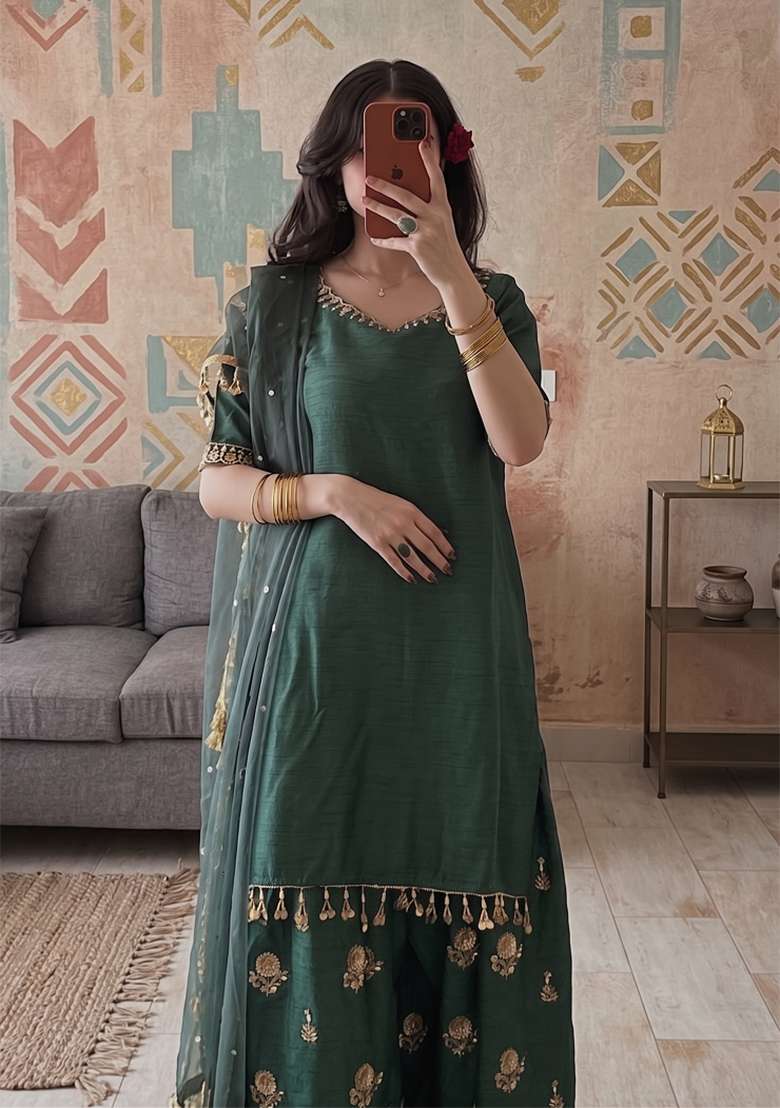Green Embroidered Silk Blend Kurta Set - Indya