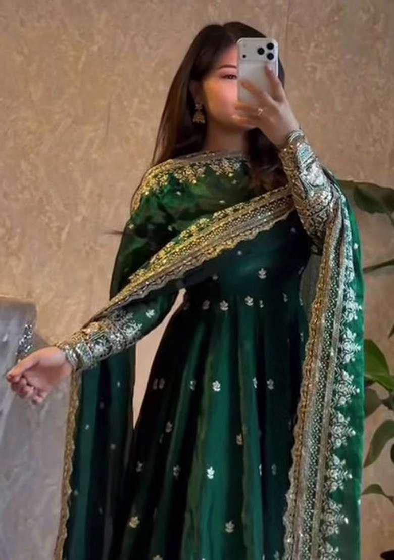 Green Embroidered Silk Blend Kurta Set - Indya