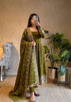 Mehendi Green Embroidered Silk Blend Kurta Set