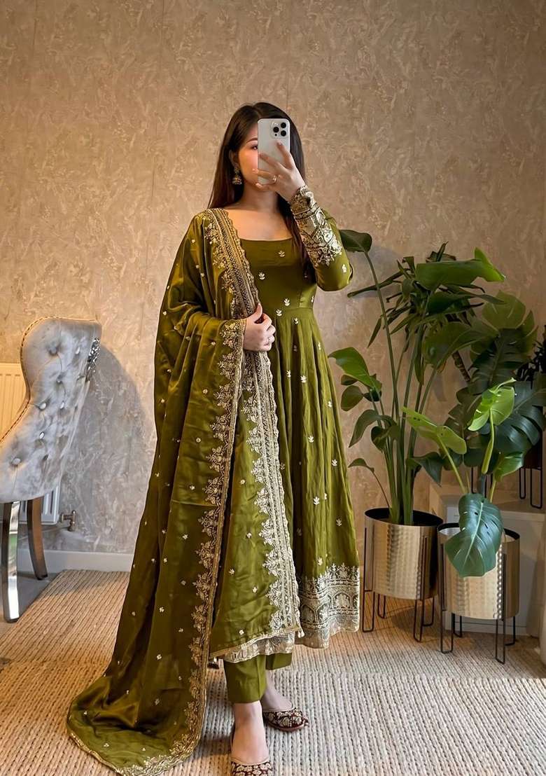 Mehendi Green Embroidered Silk Blend Kurta Set - Indya