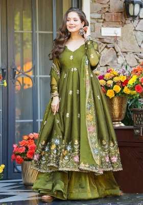 Green Embroidered Silk Blend Kurta Set