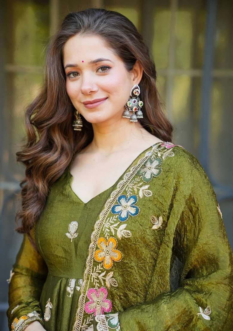 Green Embroidered Silk Blend Kurta Set - Indya