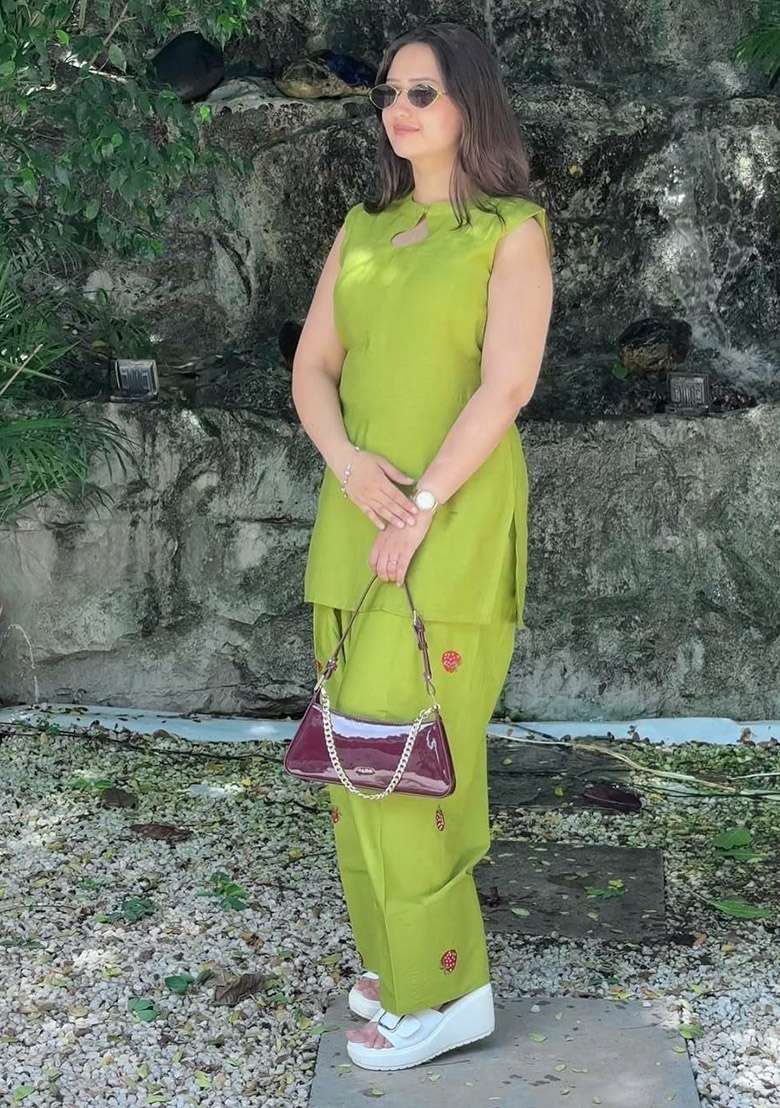 Green Embroidery Cotton Kurta Set - Indya