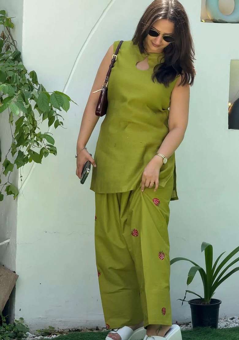 Green Embroidery Cotton Kurta Set - Indya