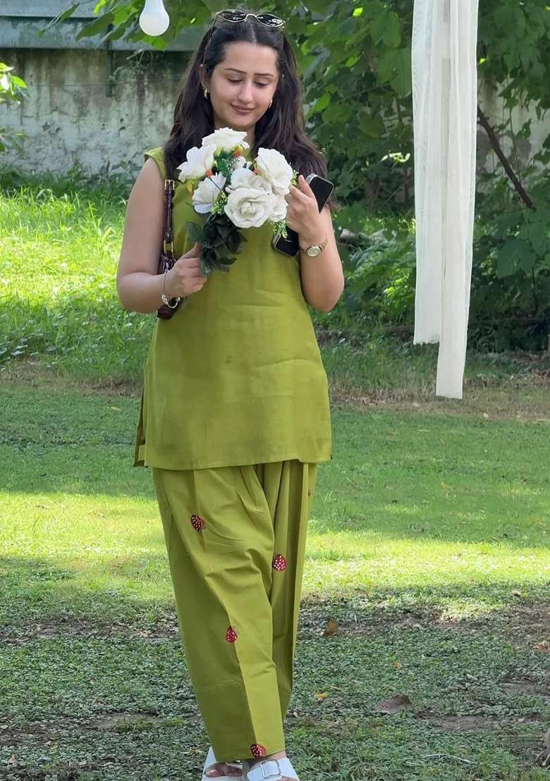 Green Embroidery Cotton Kurta Set - Indya
