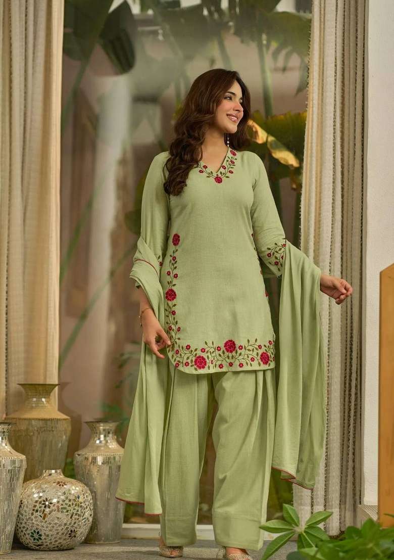 Green Embroidery Chanderi Kurta Set - Indya