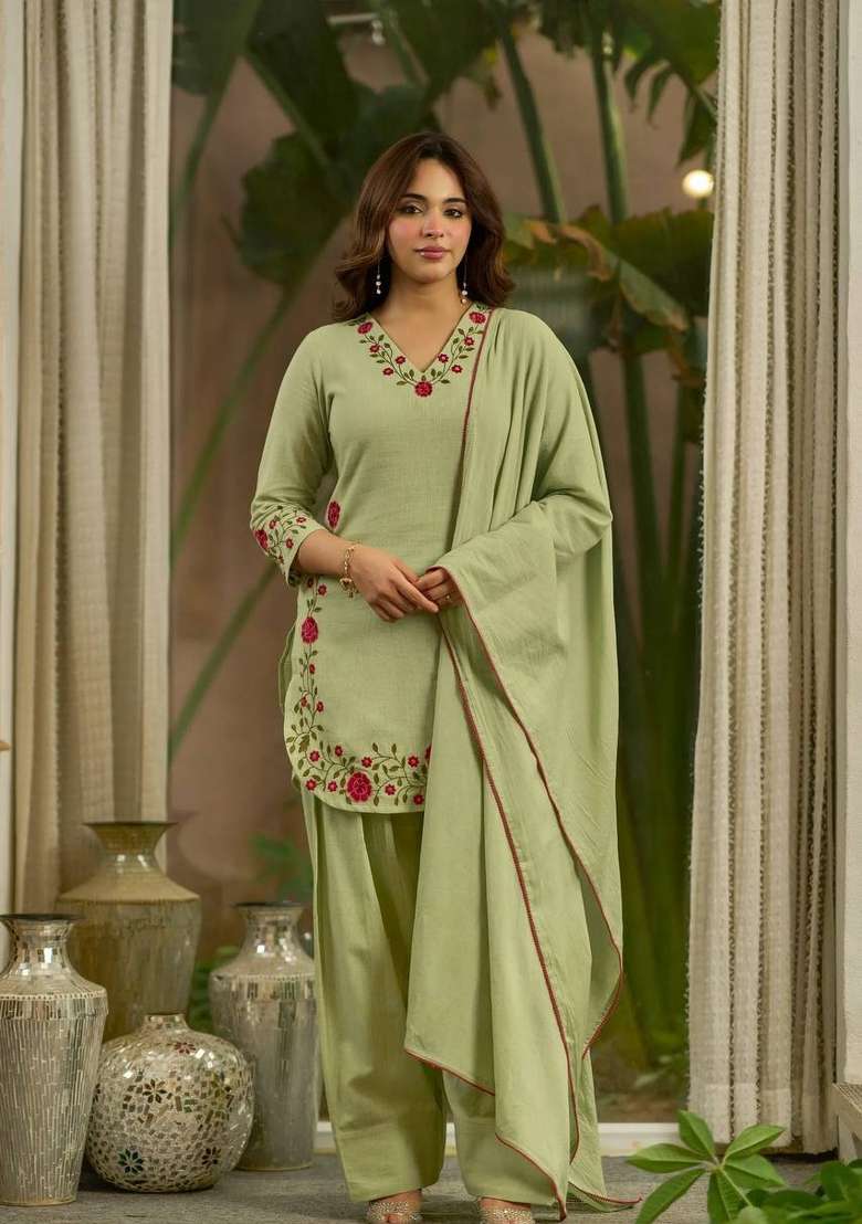 Green Embroidery Chanderi Kurta Set - Indya