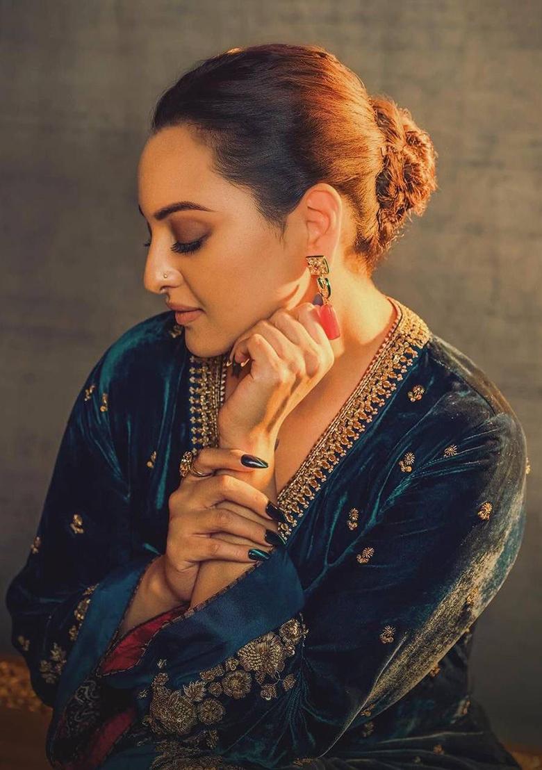 Morpankh Green Embroidered Velvet Salwar Kameez