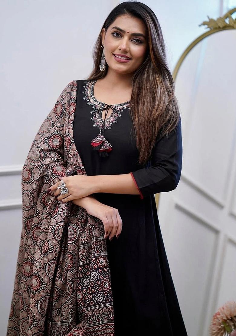 Black Embroidered Viscose Rayon Salwar Kameez