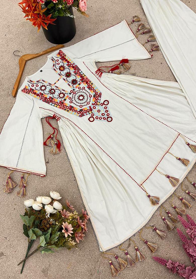 Green Embroidery Blended Kurta Set - Indya