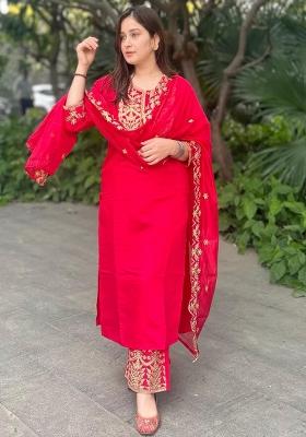 Pink Embroidered Silk Blend Kurta Set With Dupatta