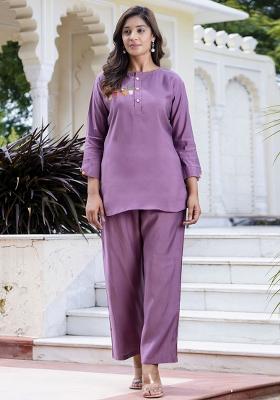 Lavender Embroidered Silk Blend Kurta Set With Dupatta