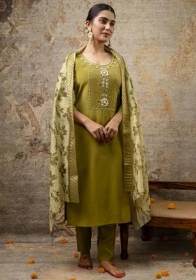 Baby Pink Embroidered Simar Silk Kurta Set With Dupatta