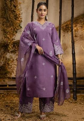 Lavender Embroidered Silk Blend Kurta Set With Dupatta