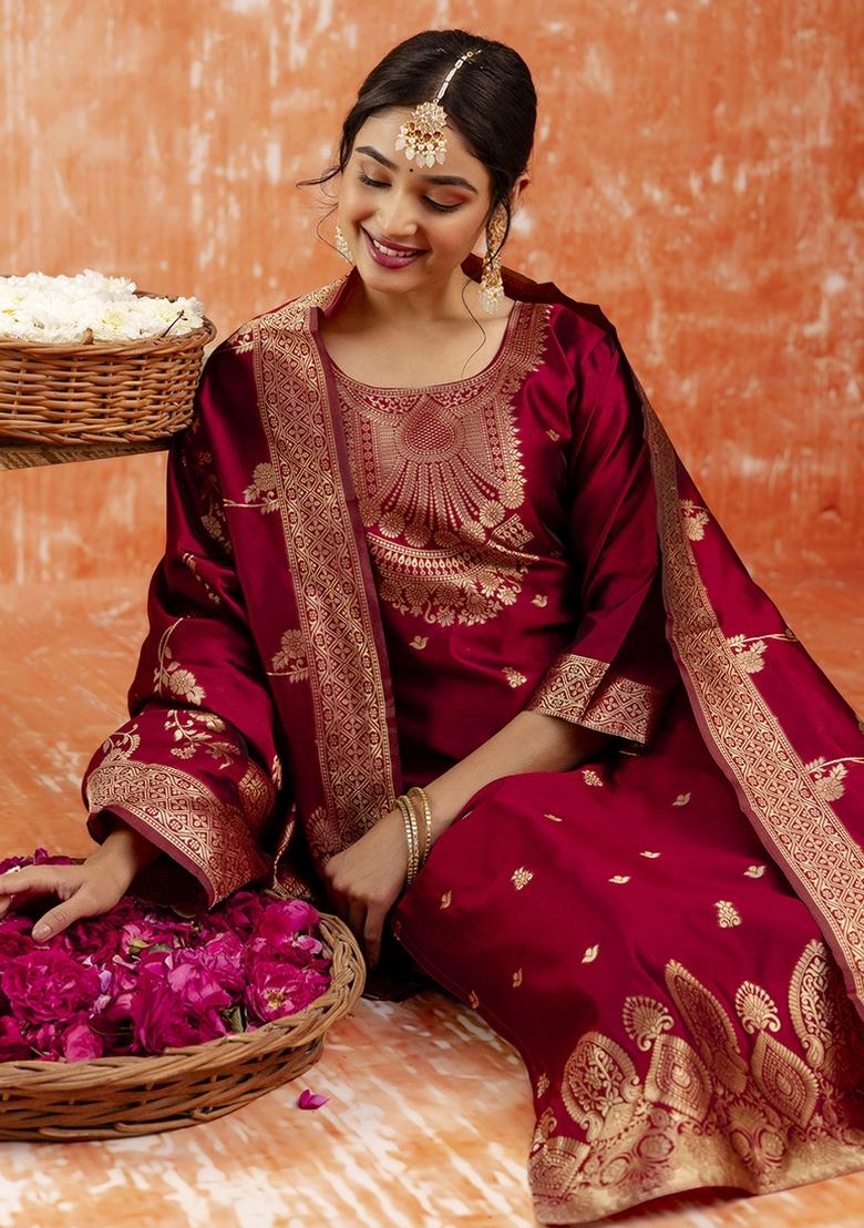 Red Embroidered Cotton Silk Blend Kurta Set With Dupatta