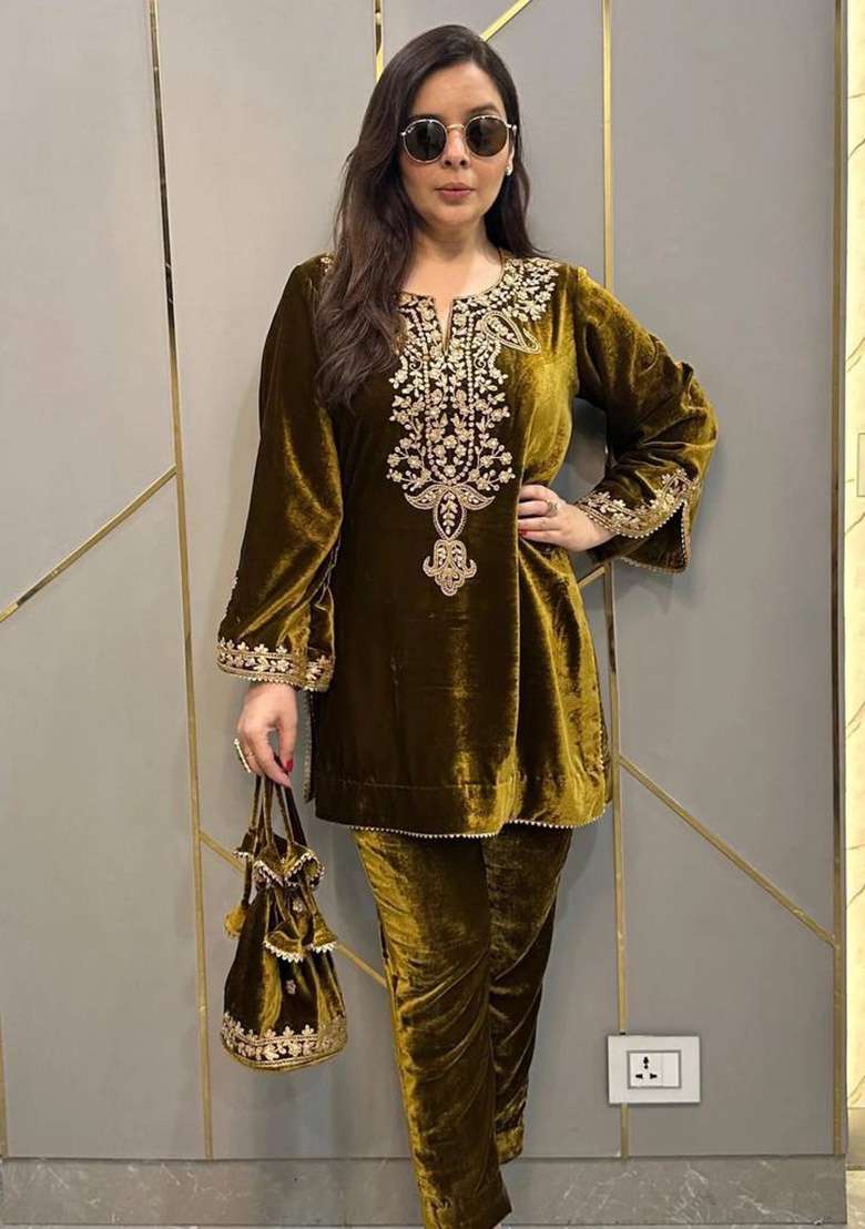 Green Embroidered Velvet Pakistani Suit Set - Indya